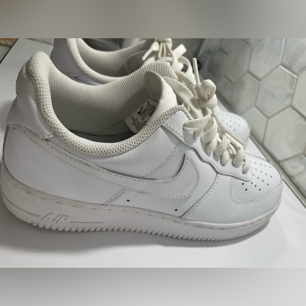 Nike Air Force 1 Low Sneakers Size 10 White Woman's DD8959-100 Great Shape